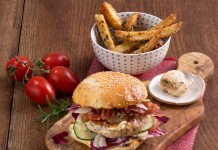 Leckere Rezeptidee: ein italienischer Geflügelburger mit pikanter, streichzarter Kräuterbutter verfeinert. Foto: djd/Arla Kærgården Pikant