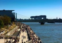 Immer wieder kommt es zu größeren Menschenansammlungen am Kölner Rheinboulevard. copyright: Alex Weis / CityNEWS