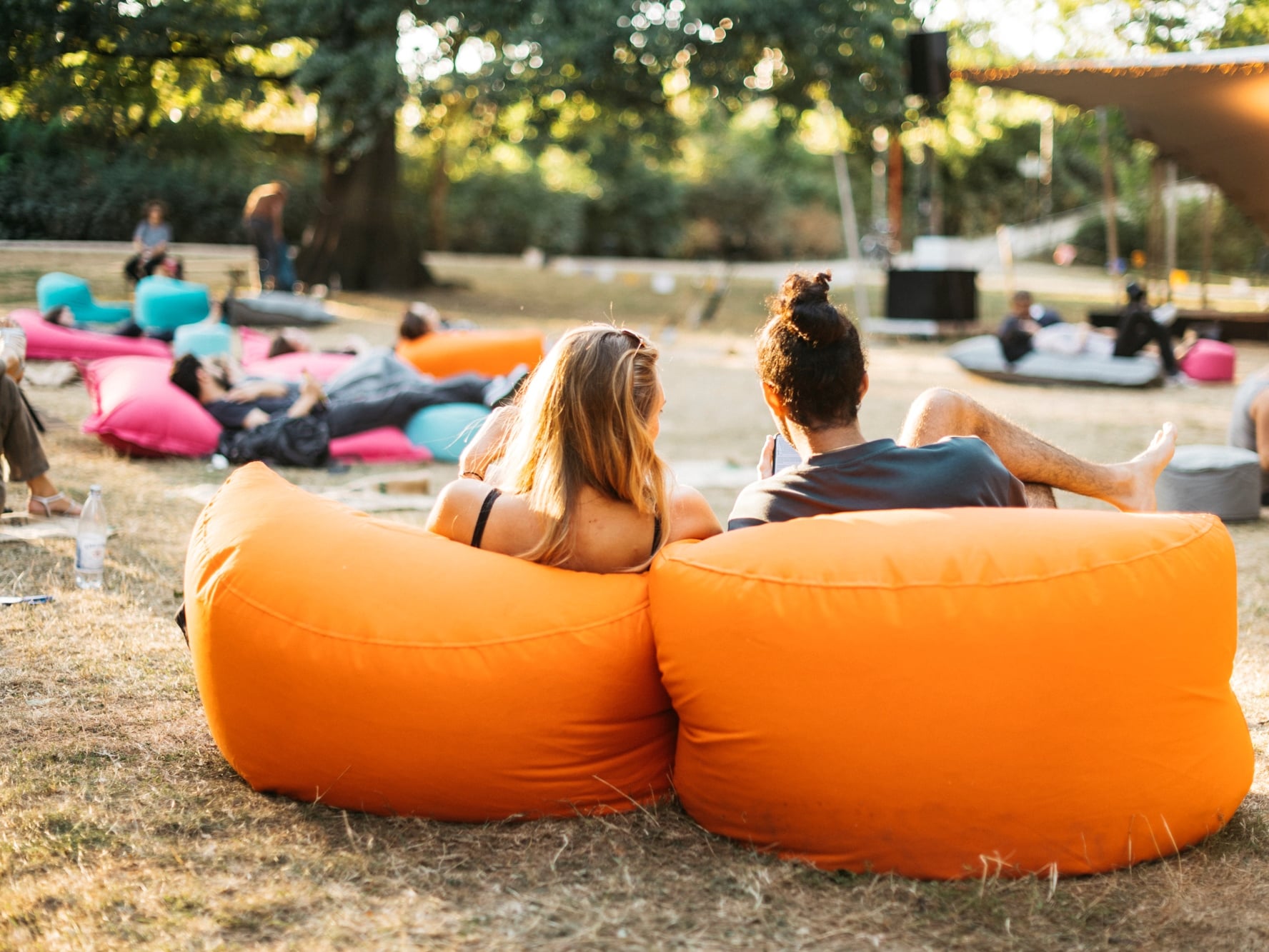 Vom 16. bis 18. August 2024 lädt die HÖRSPIELWIESE KÖLN wieder zu einem sommerlichen Wochenende voller Hörspiel- und Hörkunst in den Kölner Stadtgarten ein.