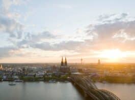 Köln wird im Sommer, vom 22. Juli bis 20. August 2024, mit vielen Events zu einer lebendigen Open-Air-Bühne – und das bei freiem Eintritt.