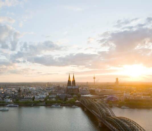 Köln wird im Sommer, vom 22. Juli bis 20. August 2024, mit vielen Events zu einer lebendigen Open-Air-Bühne – und das bei freiem Eintritt.