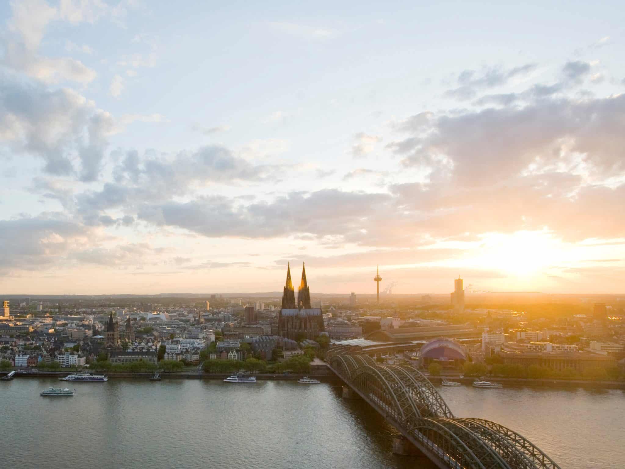 Köln wird im Sommer, vom 22. Juli bis 20. August 2024, mit vielen Events zu einer lebendigen Open-Air-Bühne – und das bei freiem Eintritt.